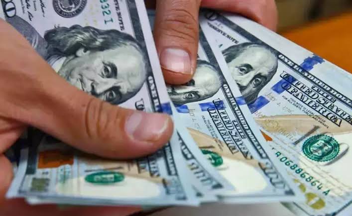 Dólar más bajo e inflación por encima del 2%: qué espera el mercado para fin de año