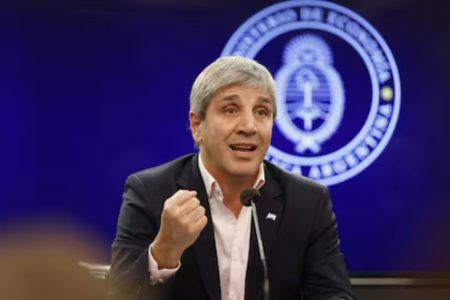 Caputo lanzó un nuevo ataque contra los intendentes por las tasas