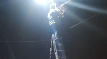 Detuvieron a un hombre colgado de un poste robando luz y tenía pedido de captura