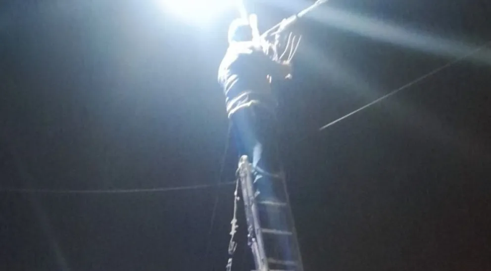 Detuvieron a un hombre colgado de un poste robando luz y tenía pedido de captura