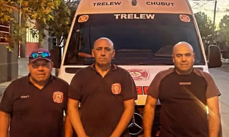 Bomberos de Trelew se unen con perros rastreadores a la búsqueda de oficial desaparecida en Chubut