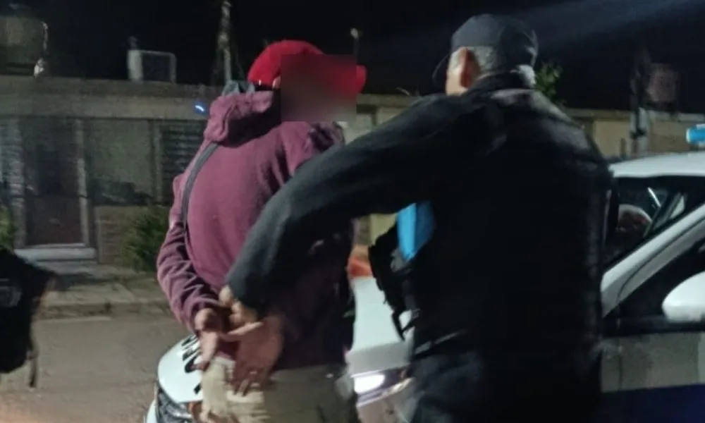 Detienen a Hombre en Trelew tras Dañar un Auto y Portar Arma Blanca