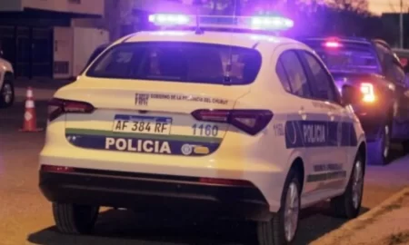 Comodoro: detienen a una pareja tras robarle el celular al chofer de un colectivo