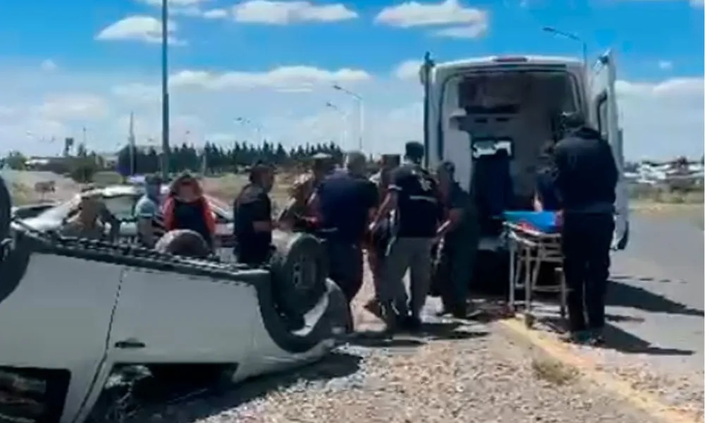 Grave accidente en Trelew: volcó una camioneta tras un sobrepaso