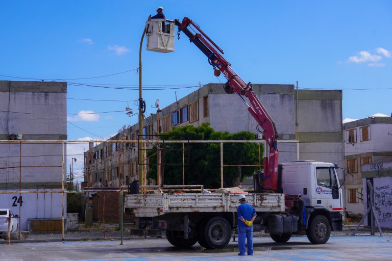Cooperativa de Rawson mejora la seguridad con nuevo sistema de iluminación en seis playones deportivos