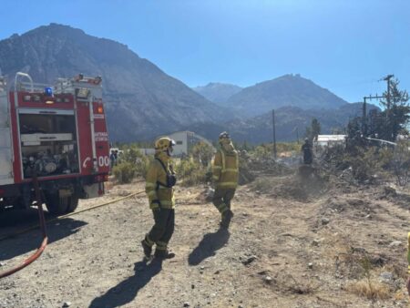 Incendio de interfase sobre la Ruta 40: Evitaron que el fuego alcance viviendas