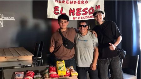 Barberos de Trelew canjean cortes por alimentos para comedores