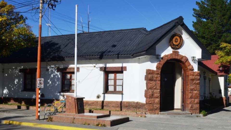 Detenido trepó al techo de una comisaría en Esquel en intento de fuga