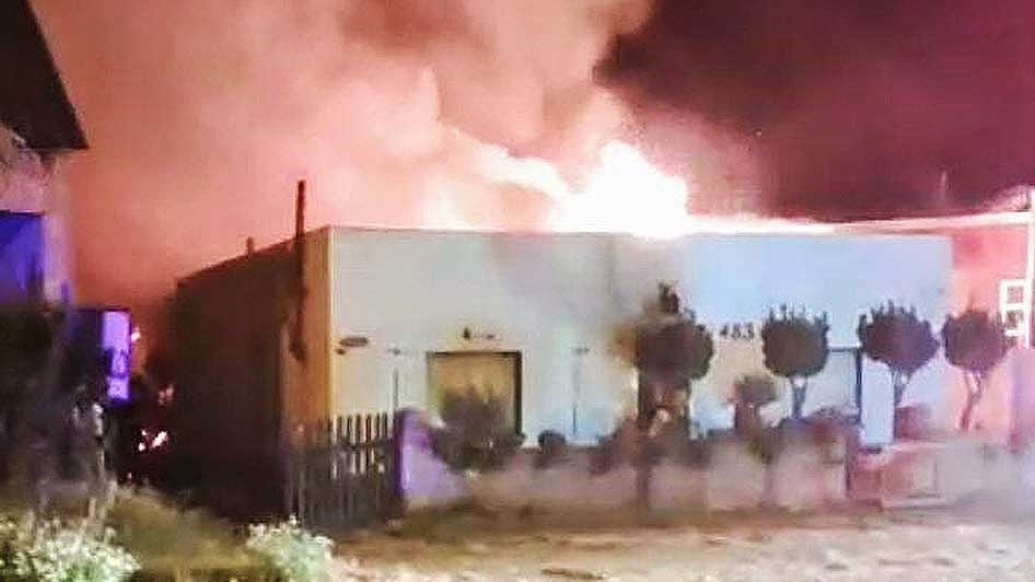 Devastador incendio arrasó con una casa y un taller de artesanías en madera en Esquel