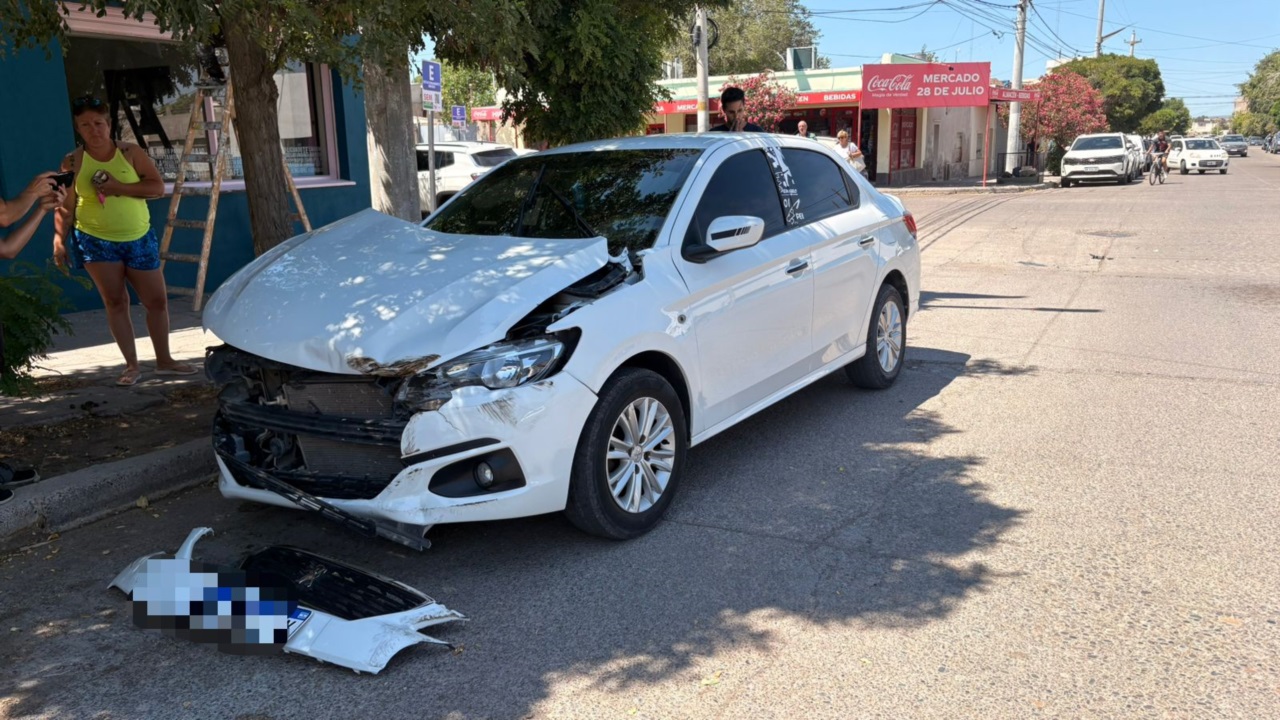 Otro accidente en esquina peligrosa de Trelew: un auto quedó destrozado