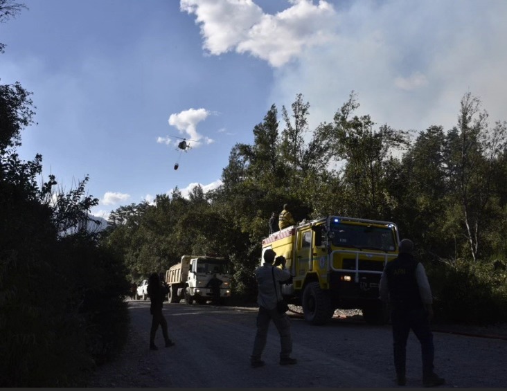El incendio forestal activo en el Parque Nacional Los Alerces preocupa por el comportamiento del fuego