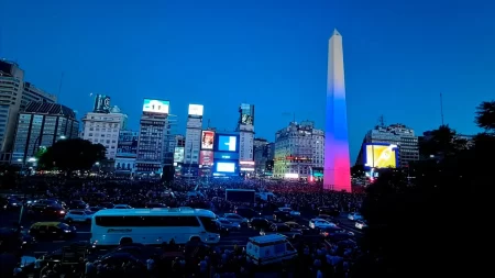 El Obelisco se iluminó con los colores de Venezuela en apoyo a la libertad