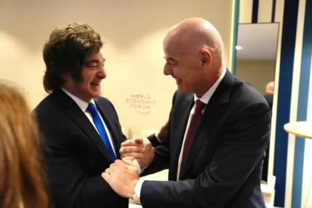 Milei se reunió con el presidente de la FIFA antes del Consejo de la Paz