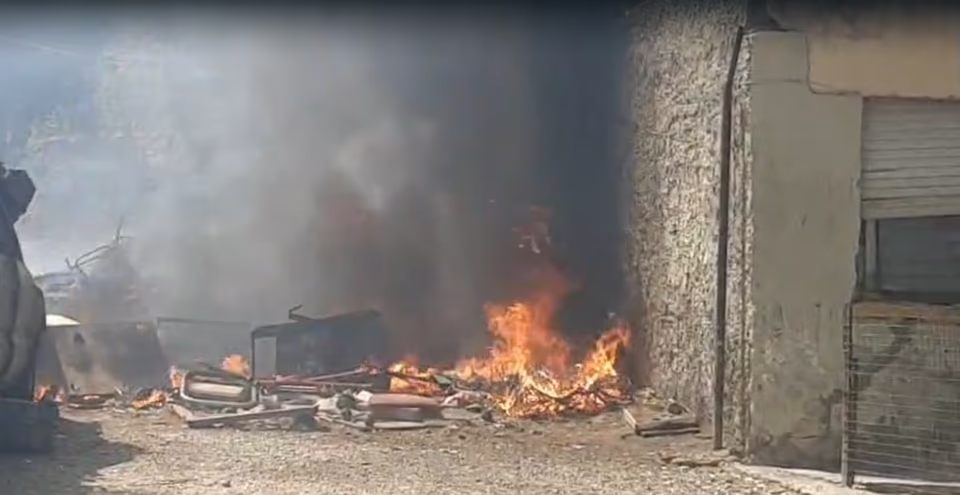 Susto en Comodoro: quemaron basura en un baldío y el fuego se les fue de las manos