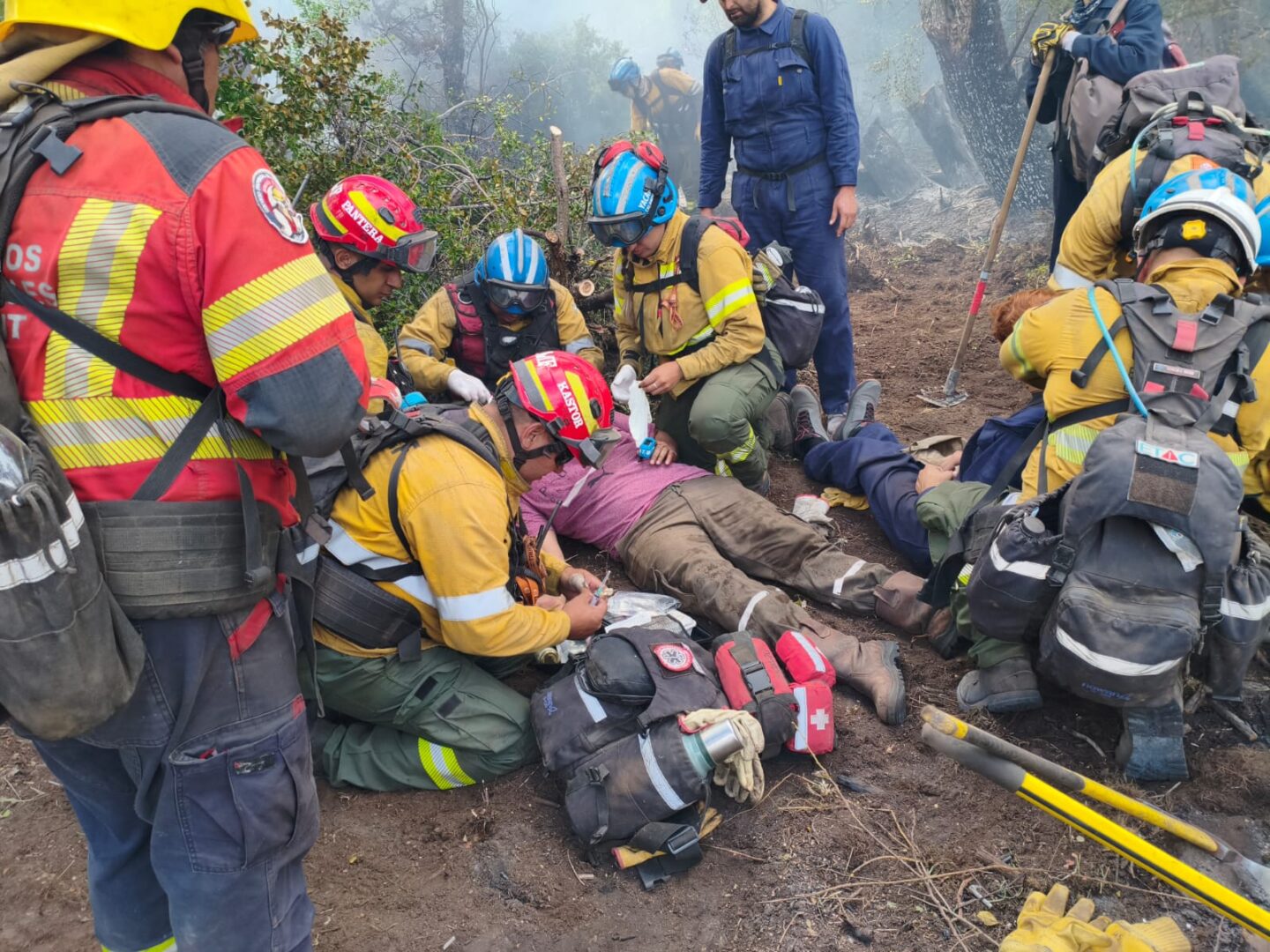 Bomberos cordobeses rescatan a dos heridos en un incendio crítico en Cholila