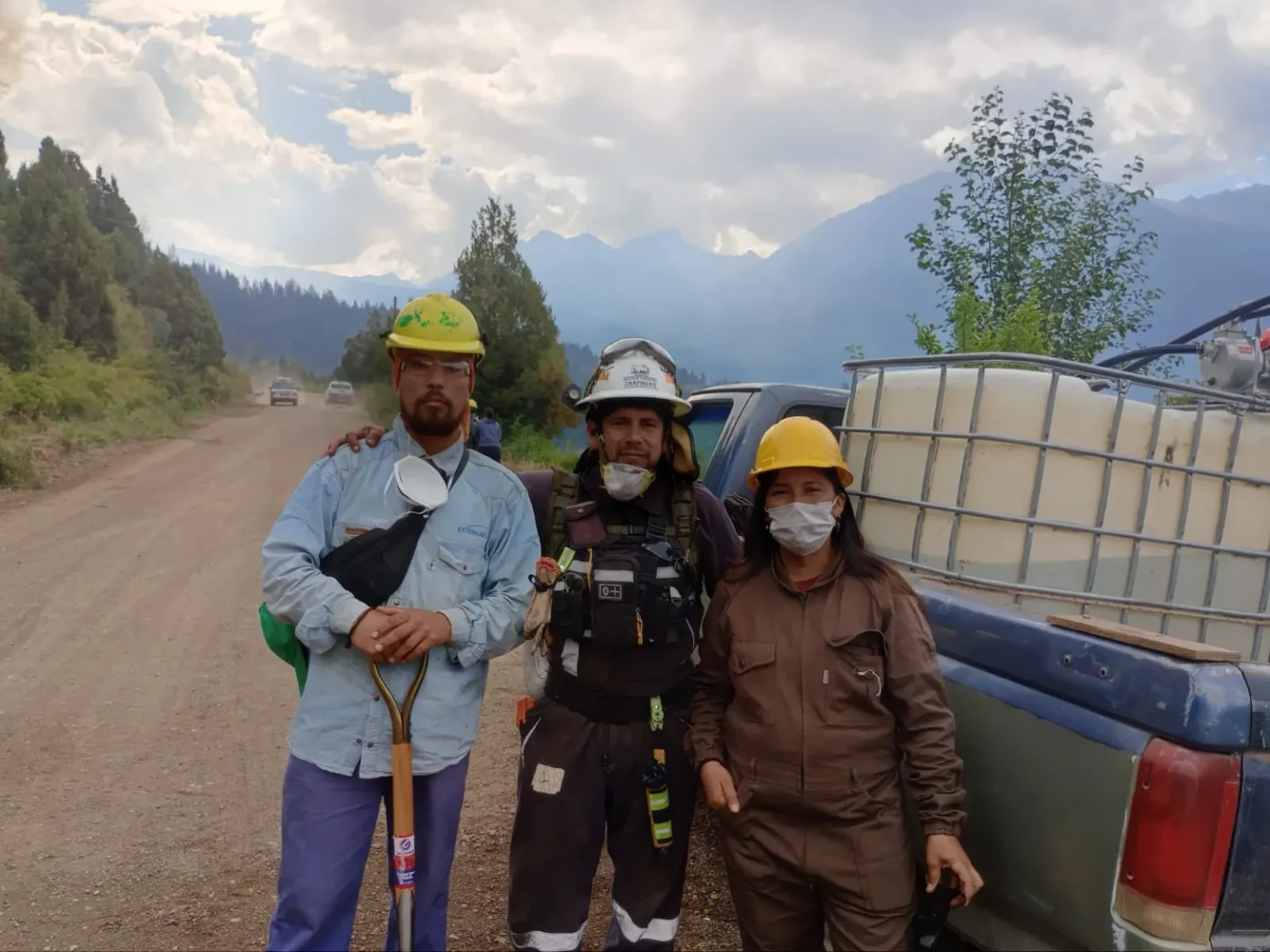 Brigadistas voluntarios de todo el país se unen para ayudar a vecinos de Cholila