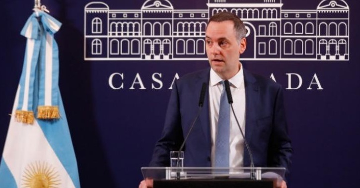 Cambios en YPF: Manuel Adorni asume como director por el Estado y renuncia a sus honorarios