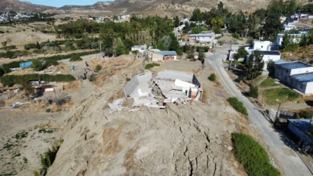 Casas partidas a la mitad y 2.000 personas afectadas: así está Comodoro Rivadavia luego del desplazamiento del Cerro Hermitte