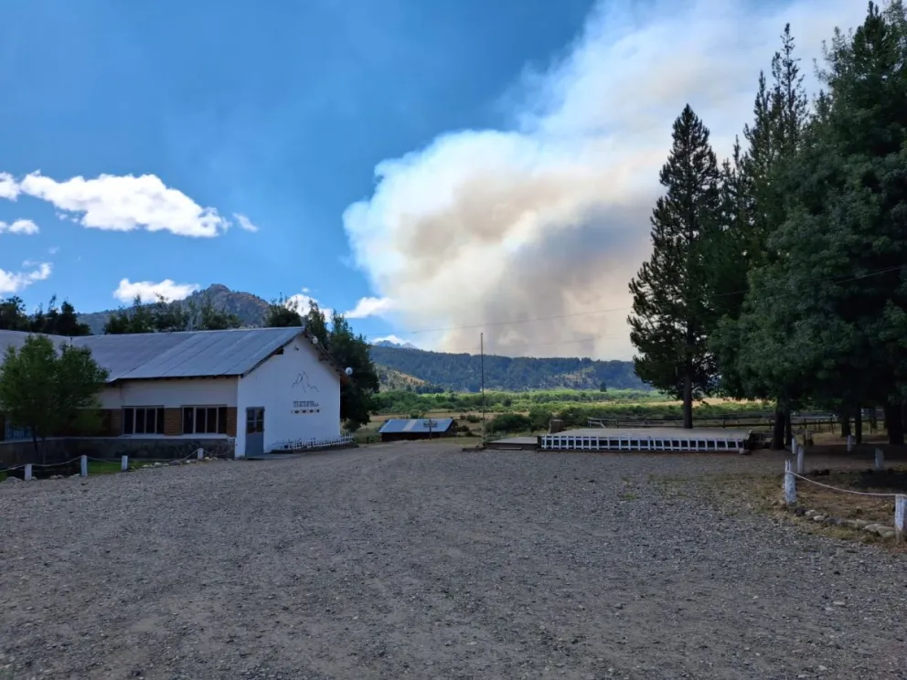 El Centro Educativo Agrotécnico de Cholila se prepara para la llegada del fuego y pide ayuda