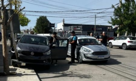 Choque en cadena en Puerto Madryn: cuatro vehículos involucrados y solo daños materiales