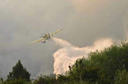 Chubut: cerca de 500 personas y 8 medios aéreos combaten el incendio forestal en Puerto Patriada