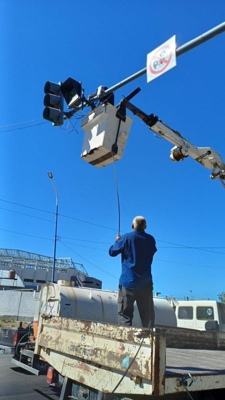 La Municipalidad de Comodoro Rivadavia realiza trabajos de semaforización y reparaciones para mejorar la seguridad vial