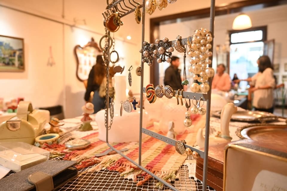 Del 9 al 11 de enero, Puerto Madryn celebra el Paseo de Antigüedades en la Casa de la Cultura con objetos, música y autos clásicos