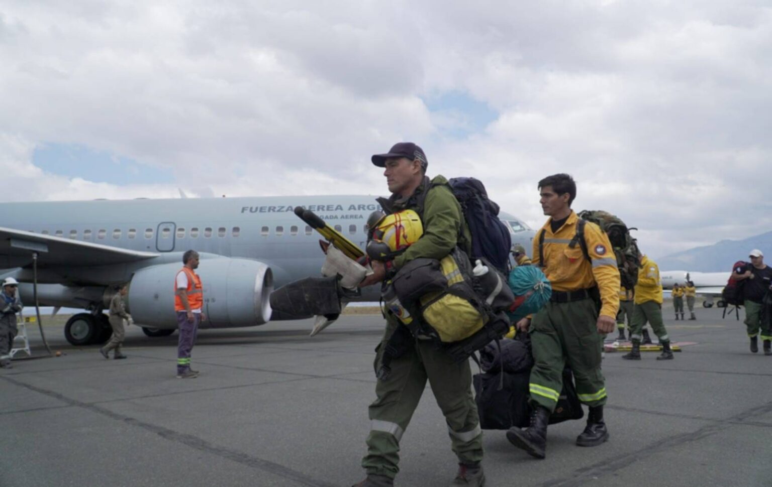 Despliegue nacional en Los Alerces: brigadistas de Catamarca, Jujuy, Salta y Tucumán se unen al combate del fuego junto al Ejército y fuerzas federales