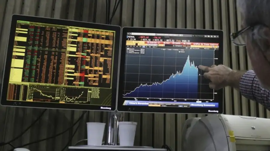 Merval en dólares sube con fuerza mientras ADRs y bonos retroceden