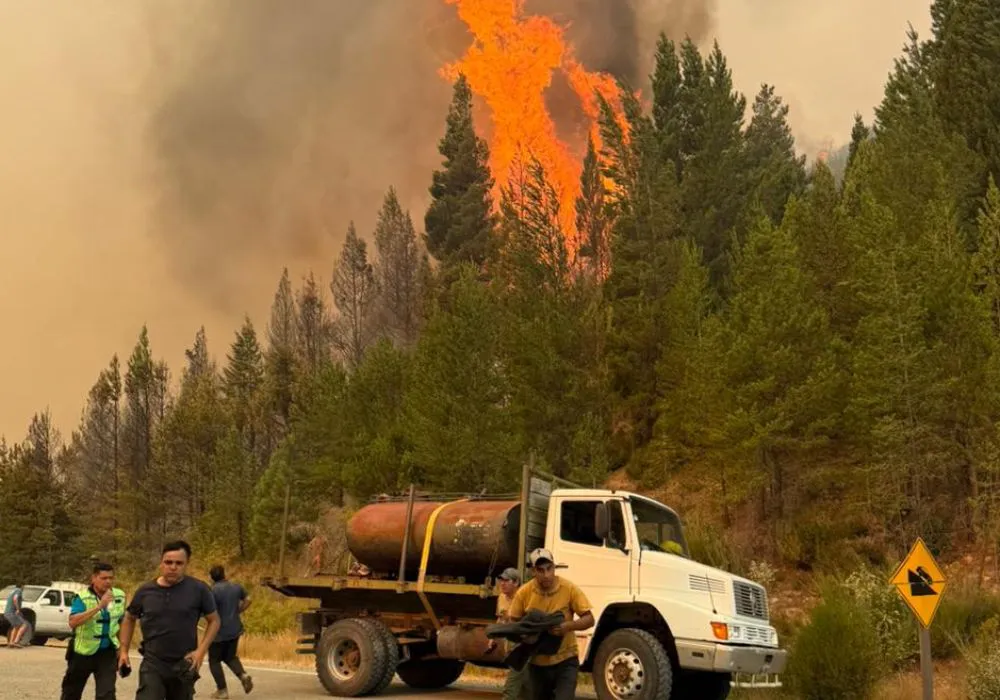 El Parque Nacional Los Alerces atraviesa una jornada de comportamiento extremo del incendio forestal que afecta la zona