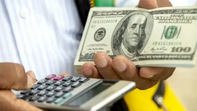 El dólar oficial bajó tras el dato de inflación: el blue se mantiene estable en los $1.505