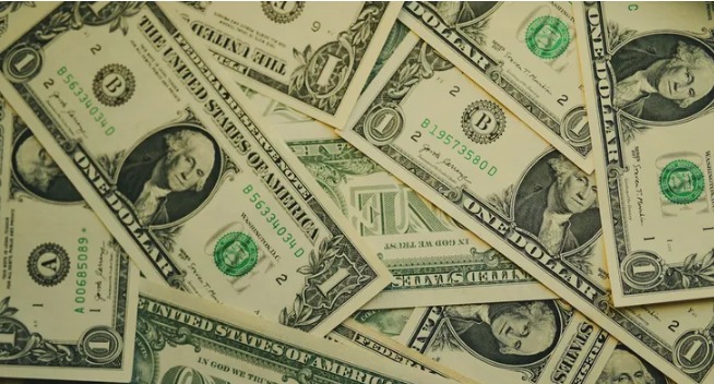 Dólar estable tras el debut de las nuevas bandas: oficial y blue al 4 de enero