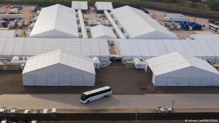 EE.UU. avanza con un plan para convertir bodegas en megacentros de detención