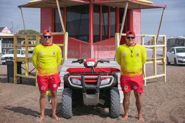 Guardavidas de Playa Unión recibió nueva indumentaria para la temporada 2026, reafirmando el compromiso de Rawson con la seguridad