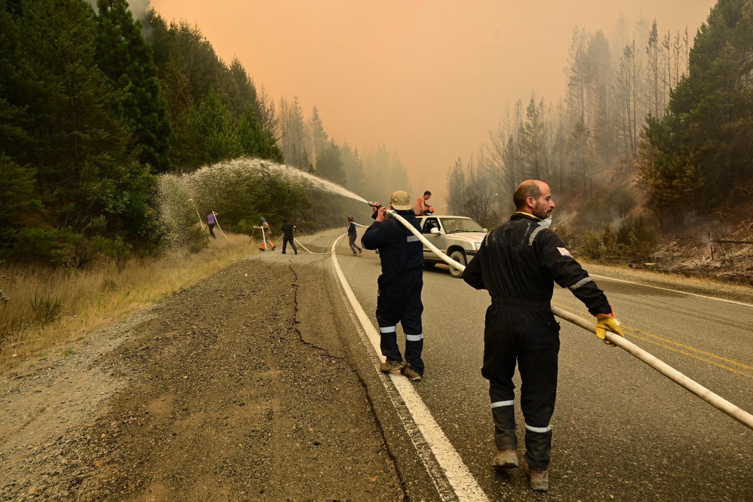 Por la vuelta del viento, el fuego ahora avanza hacia el pueblo de Epuyén