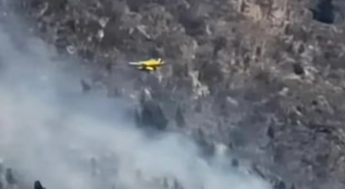 Volvió a arder la ladera del Lago Epuyén: una «chimenea» de fuego reactivada por el viento
