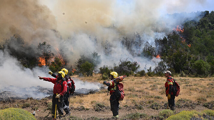 Chubut mantiene un enorme operativo contra los incendios en la cordillera
