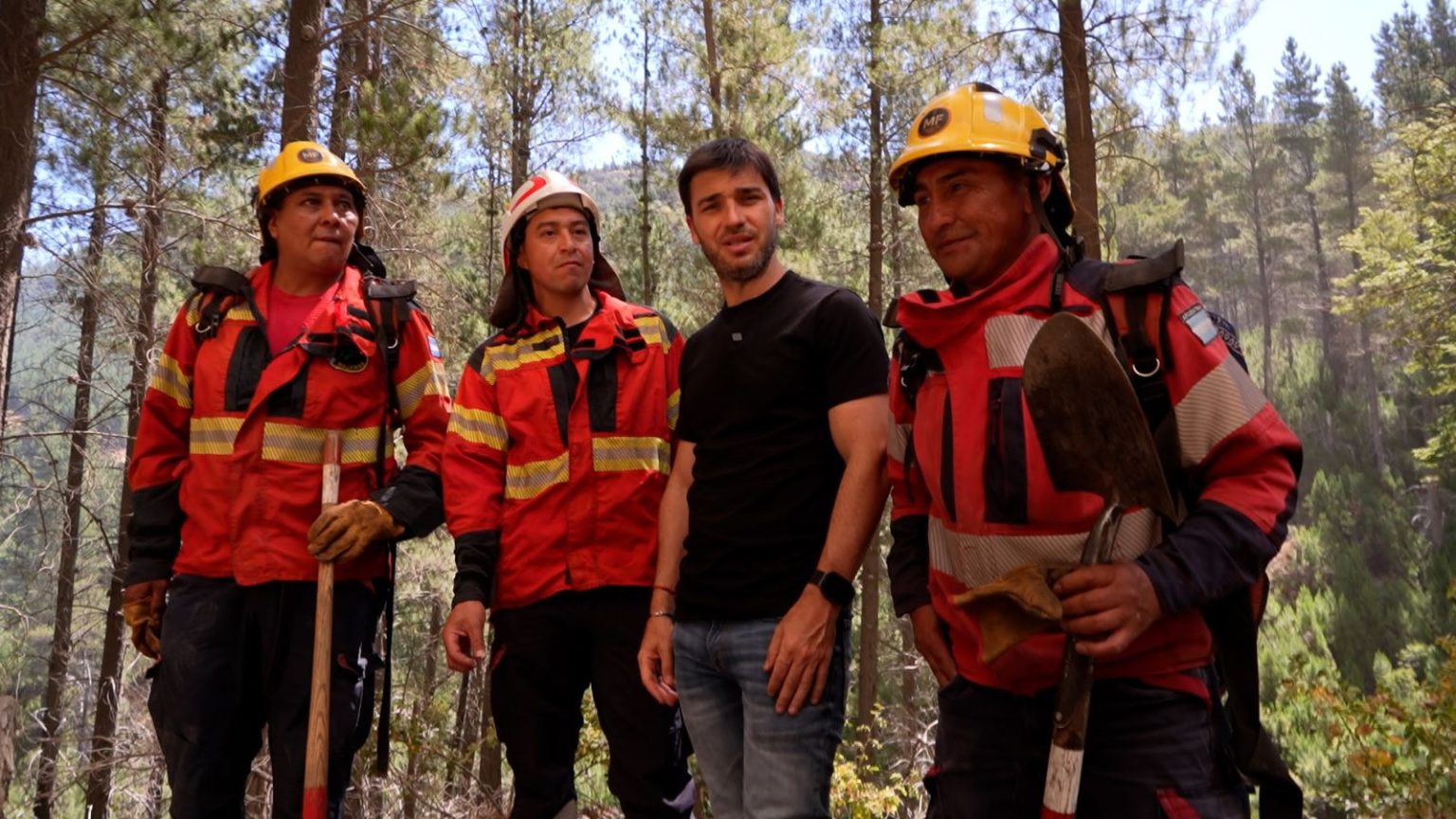 Ignacio “Nacho” Torres supervisó en Puerto Patriada el operativo contra el incendio forestal, con brigadistas, medios aéreos y evacuación preventiva