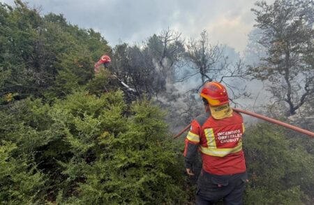 Esquel suma maquinaria y refuerza el abastecimiento de agua para combatir los incendios en Chubut