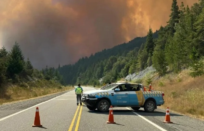 Urgente: Cortan la Ruta 40 por el avance descontrolado del incendio entre Epuyén y El Hoyo