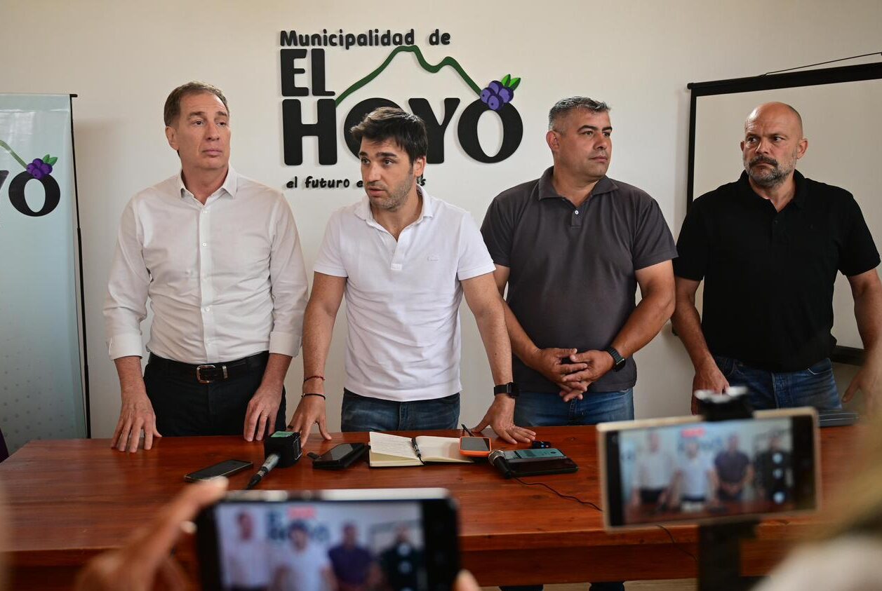 “Todos los años pasa lo mismo”: Intendente de El Hoyo, César Salamín, pide calma ante la propagación de incendios forestales