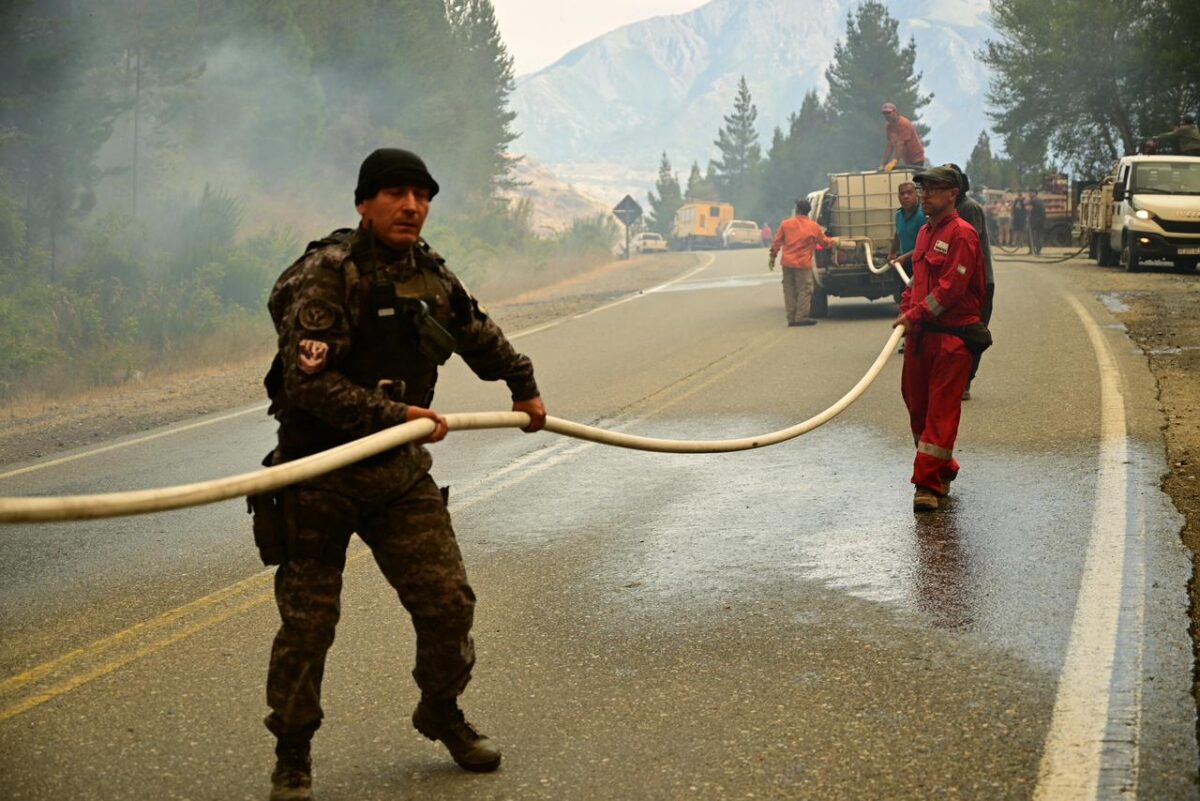 El incendio en Epuyén sigue activo, con altas temperaturas y sin lluvias hasta el miércoles