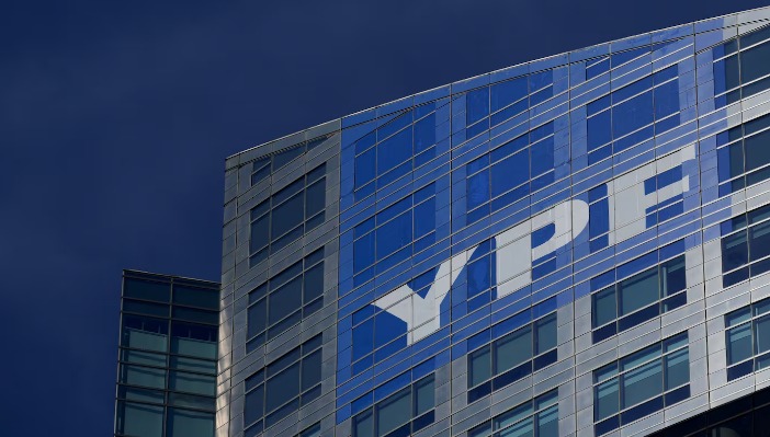 Guerra de chats en Nueva York: Burford reclama sanciones contra el país por demoras en la entrega de mensajes de funcionarios