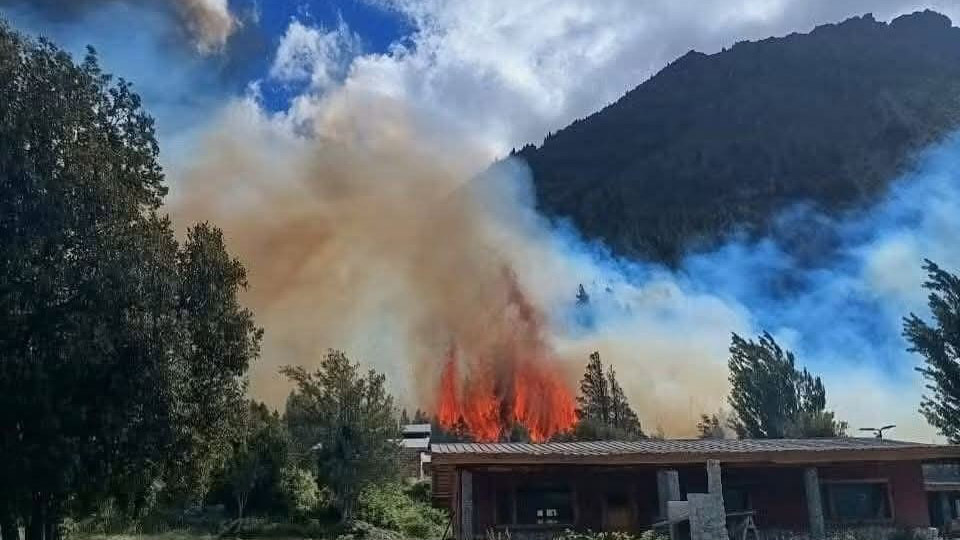 La lluvia trae alivio y esperanza en los incendios de la Comarca Andina