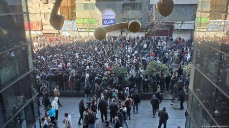 Irán suma seis días de protestas y crece la tensión social