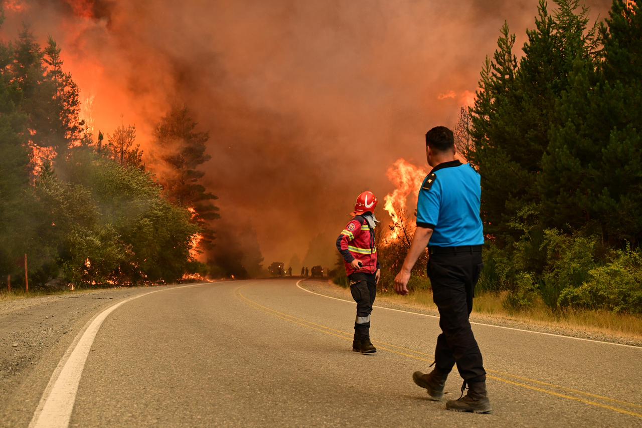 Más de 200 brigadistas y 7 medios aéreos combaten incendios en la Cordillera chubutense, con evacuaciones preventivas y despliegue total del Gobierno