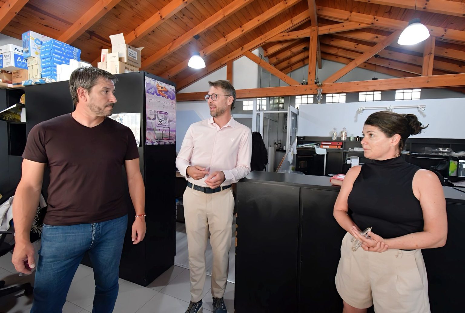 Merino recorrió Farmacia Gutiérrez y dialogó con sus dueños sobre el comercio