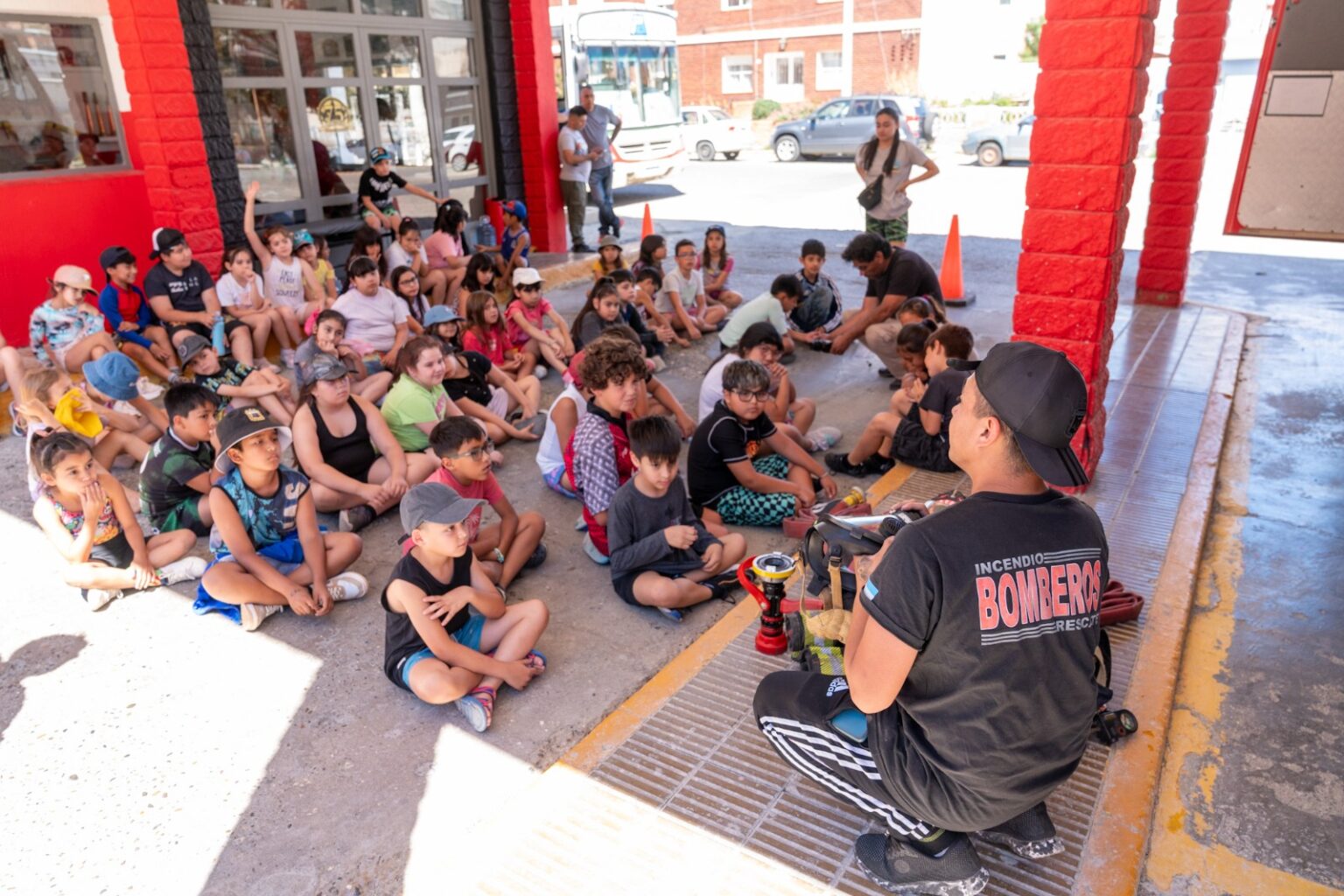 Niños de las Colonias de Verano visitaron el Cuartel Centro y conocieron el trabajo bomberil