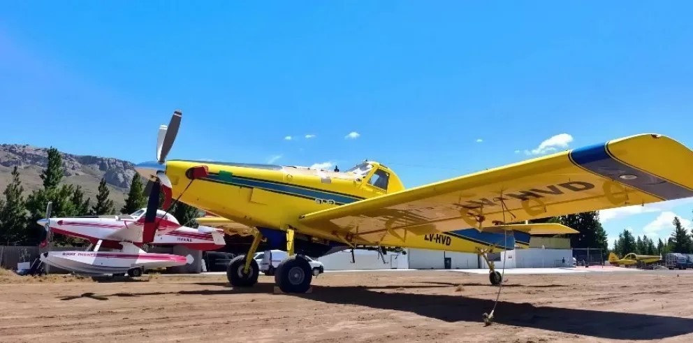 Operativo masivo del Comando Unificado para combatir el incendio en el Parque Nacional Los Alerces cuenta con 12 medios aéreos y apoyo de Chile