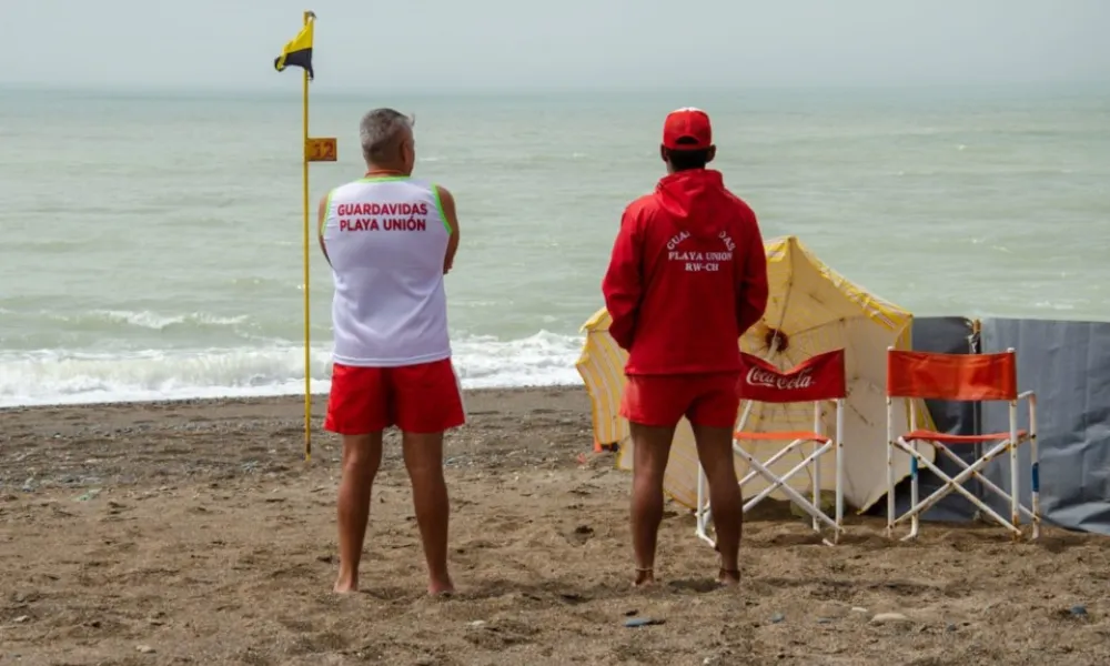 Rawson: Residuos arrastrados por el mar generan alarma ambiental en la costa de Playa Unión